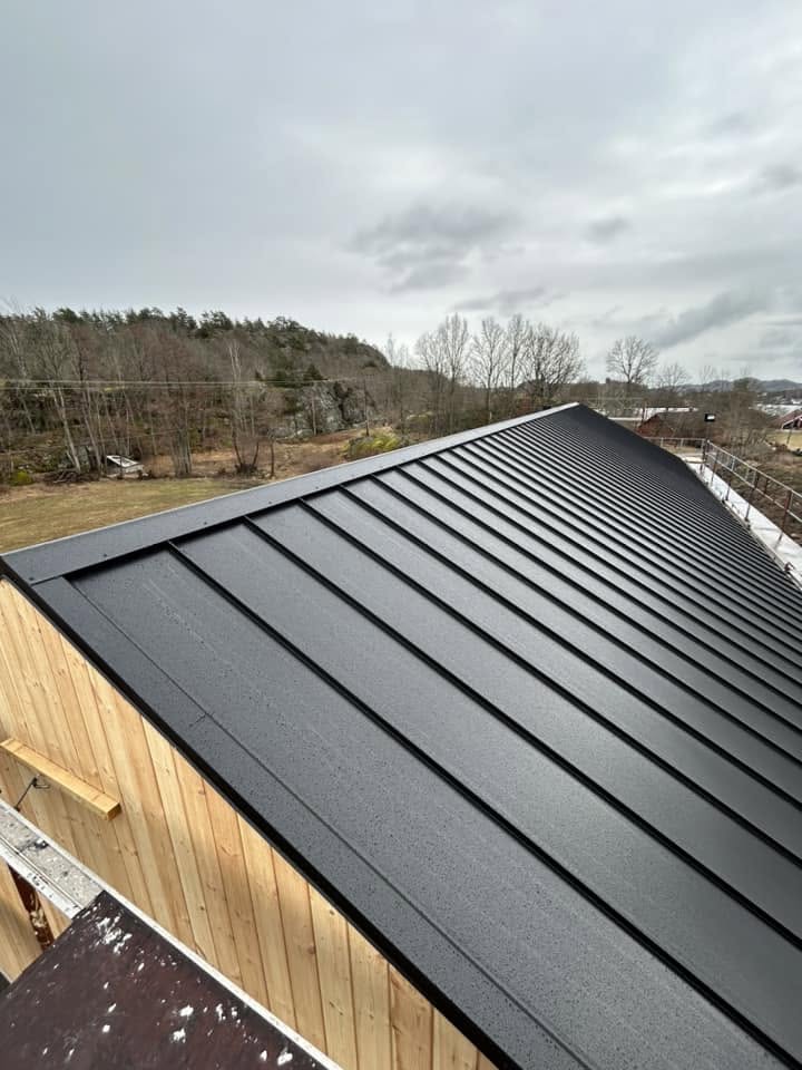 Standing seam sort tak — Gutta På Taket